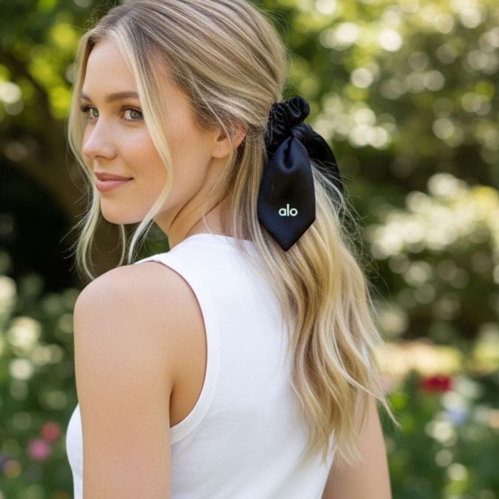 Brand new ALO Yoga Elegant Black Hair Scrunchie